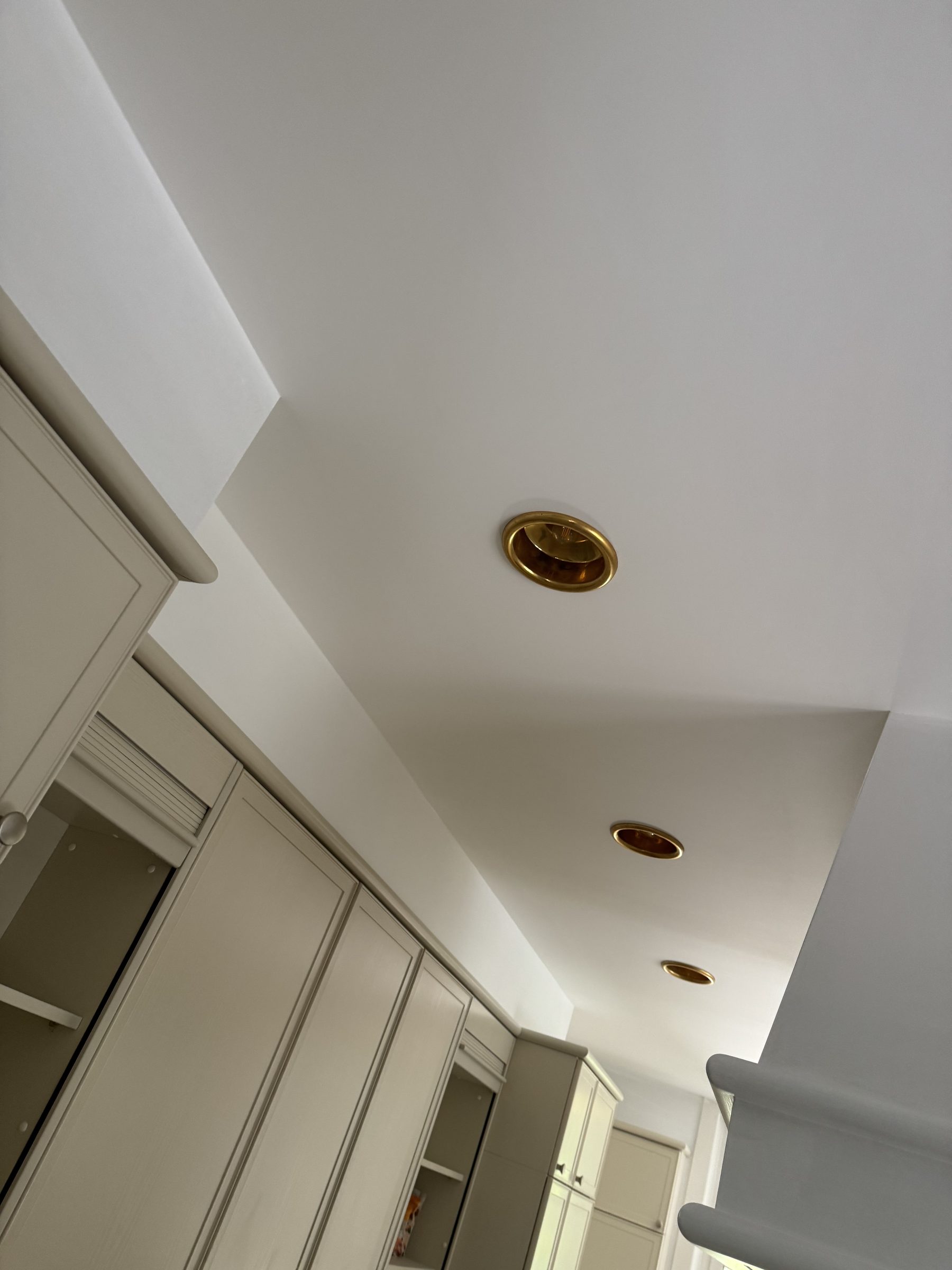 Rénovation intérieure Genève 2024, après travaux par DEM BAT Genève, plâtrerie et peinture